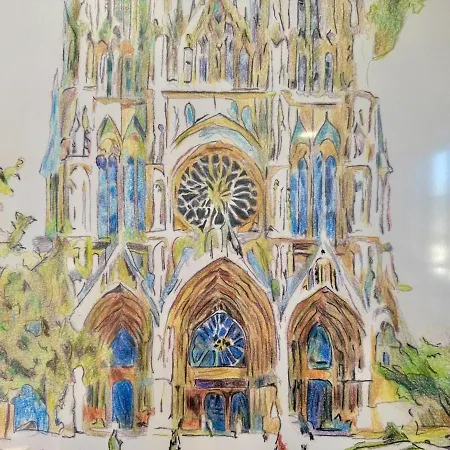 Cafe Des Arts Sur La Voie Des Sacres Apartment