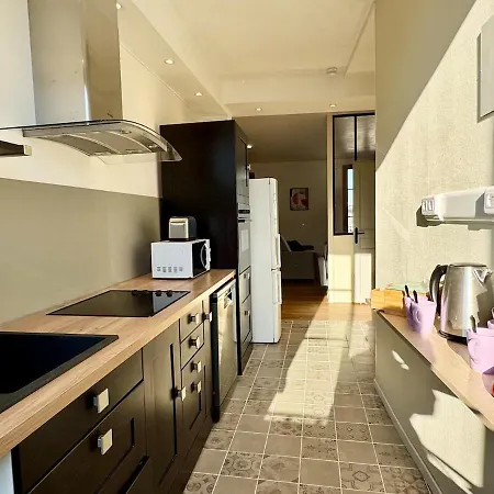 Cafe Des Arts Sur La Voie Des Sacres Apartment *