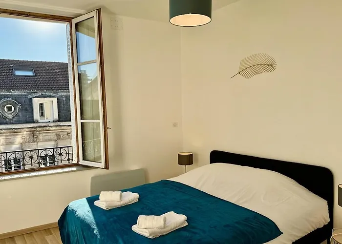 Cafe Des Arts Sur La Voie Des Sacres *