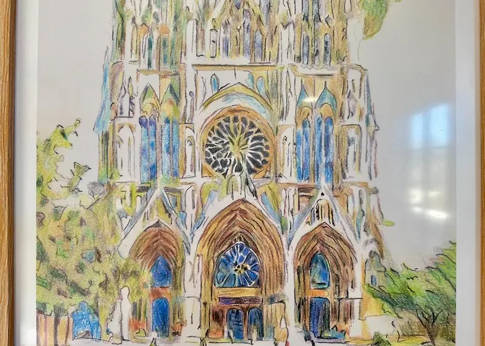 Cafe Des Arts Sur La Voie Des Sacres Apartment