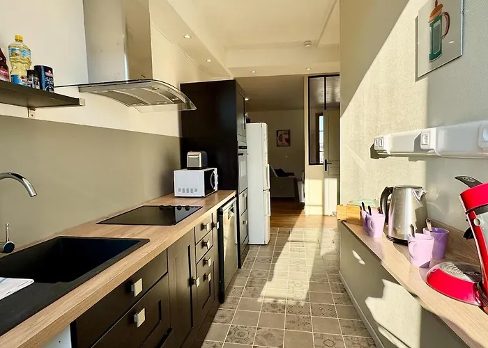 Cafe Des Arts Sur La Voie Des Sacres Apartment *